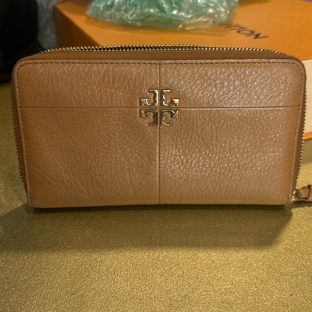 Tory Burch Wallet 7.5in long, 4in tall and 1 in wide